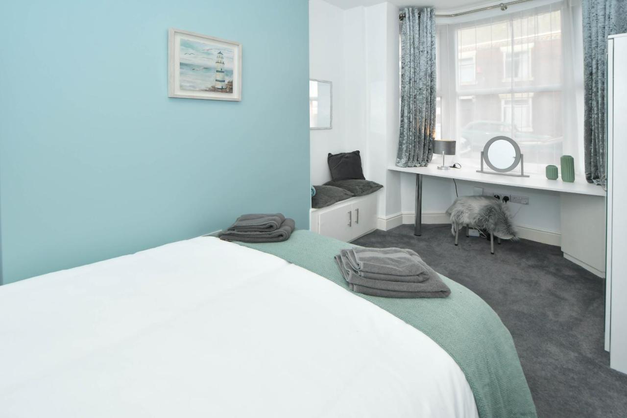 Find A Spacious And Stylish Escape In The Centre At Sturgess House, Perfect For Longer Stays! * Stoke-on-Trent