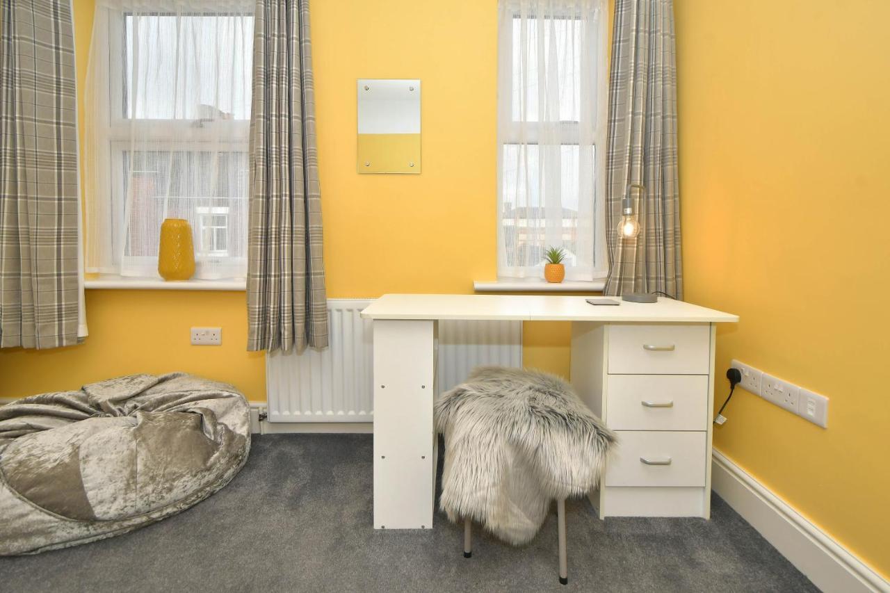 Find A Spacious And Stylish Escape In The Centre At Sturgess House, Perfect For Longer Stays! * Stoke-on-Trent