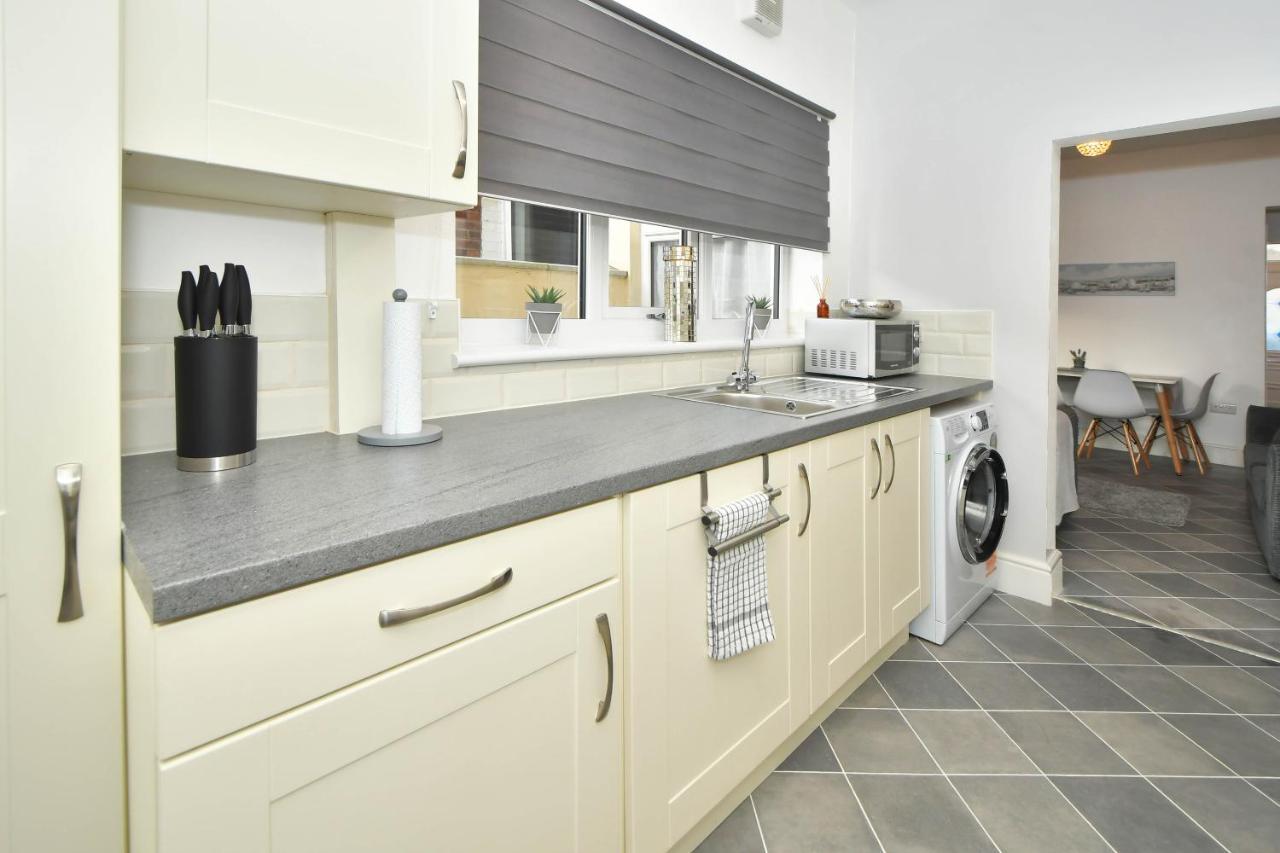 Find A Spacious And Stylish Escape In The Centre At Sturgess House, Perfect For Longer Stays! *
