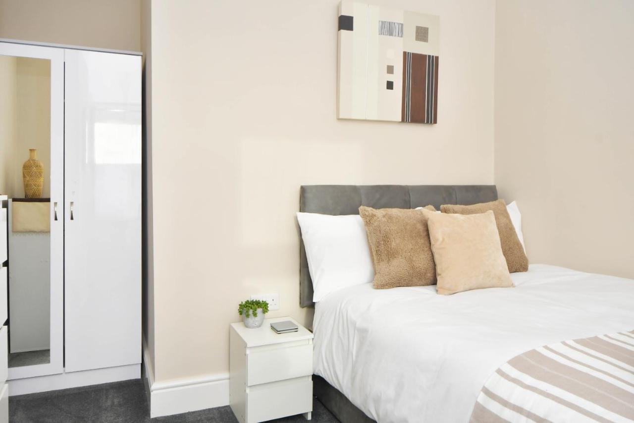 Find A Spacious And Stylish Escape In The Centre At Sturgess House, Perfect For Longer Stays! * Stoke-on-Trent