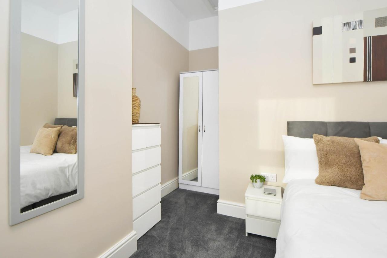 Find A Spacious And Stylish Escape In The Centre At Sturgess House, Perfect For Longer Stays! Apartment