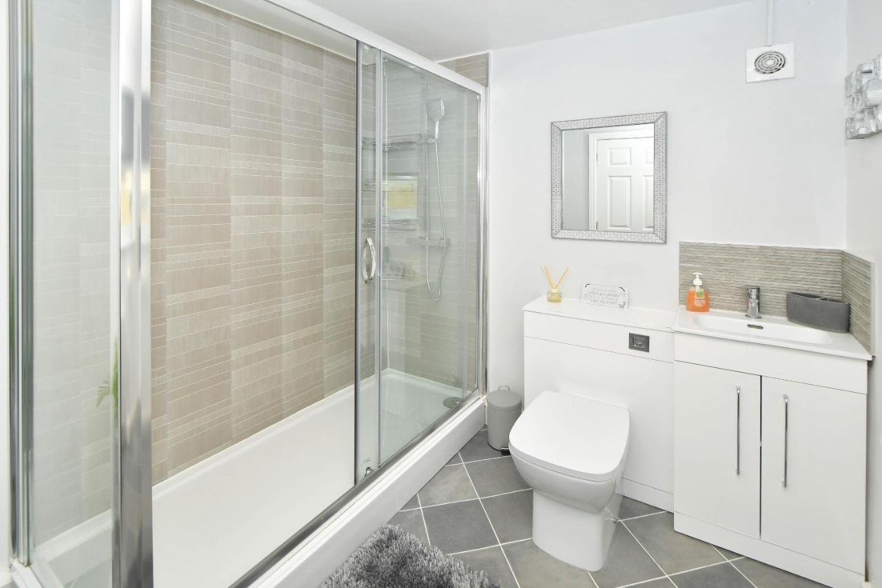 Find A Spacious And Stylish Escape In The Centre At Sturgess House, Perfect For Longer Stays! Apartment