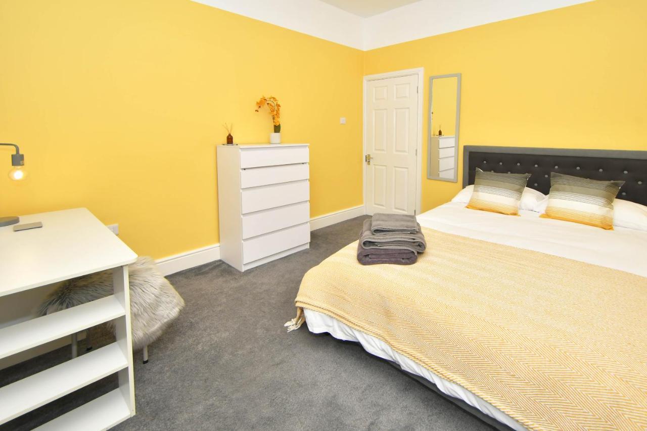 Find A Spacious And Stylish Escape In The Centre At Sturgess House, Perfect For Longer Stays! Apartment Stoke-on-Trent