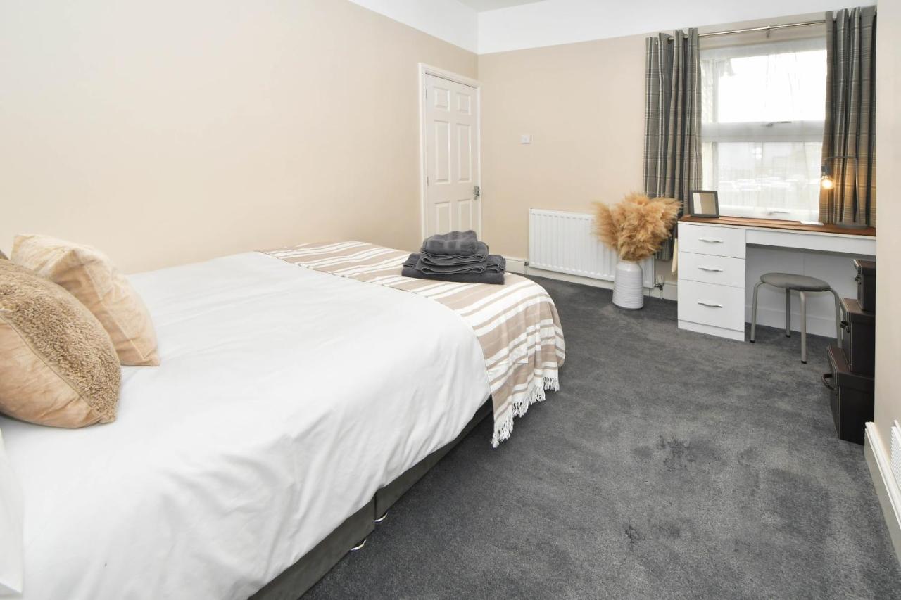 Find A Spacious And Stylish Escape In The Centre At Sturgess House, Perfect For Longer Stays! Stoke-on-Trent